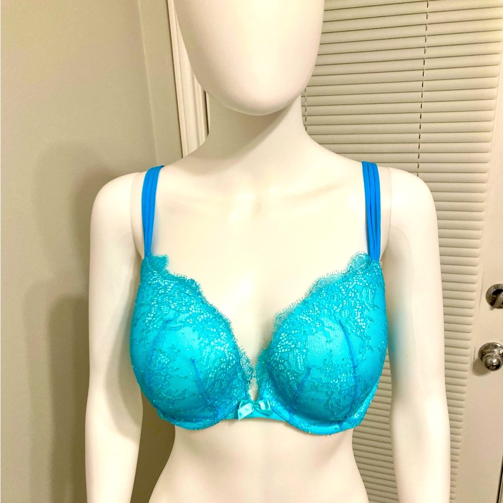 new Victoria's secret bra for a luxurious woman in blue color size 38 D